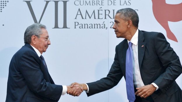 El presidente cubano, Raúl Castro, asistió a la cumbre previa en Panamá (donde saludó al entonces mandatario de EE. UU., Barack Obama) y está invitado a la de Perú. (AFP).