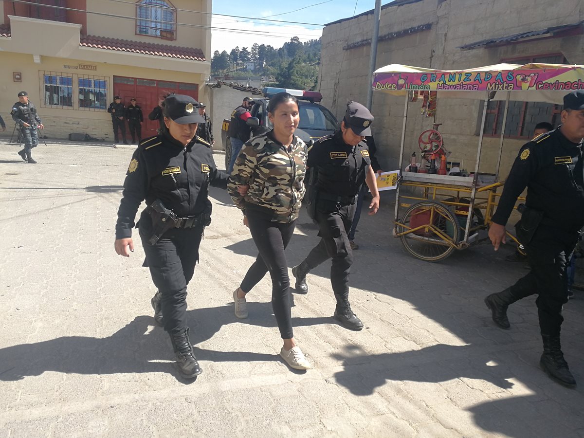 Melisa Roxana Sapón fue detenida en la diagonal 2 de la zona 5 de Xela, por posesión de drogas. (Foto Prensa Libre: Fred Rivera)
