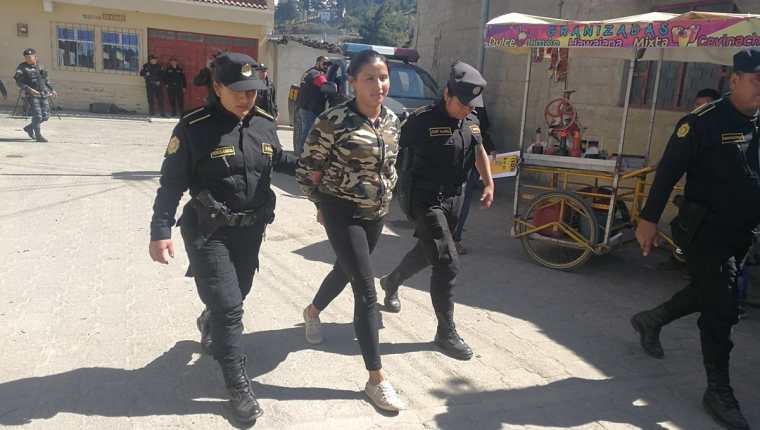Melisa Roxana Sapón fue detenida en la diagonal 2 de la zona 5 de Xela, por posesión de drogas. (Foto Prensa Libre: Fred Rivera)