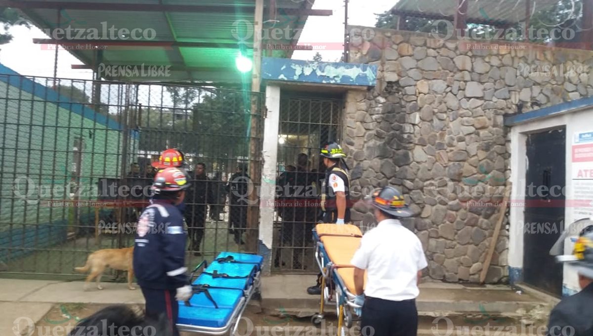 Los cuerpos de socorro ingresan al centro carcelario para atender a los reos heridos. (Foto Prensa Libre: María José Longo)