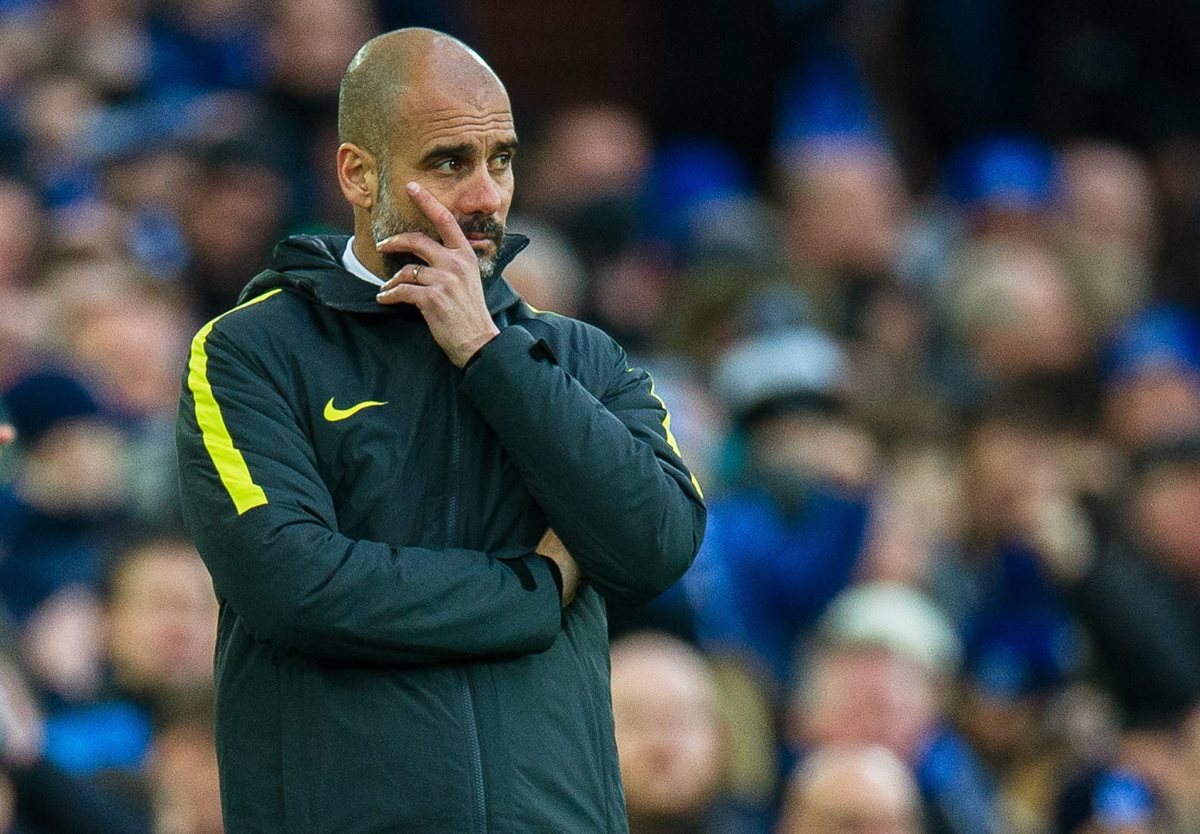 Pep Guardiola reacciona durante el encuentro de la Premier League en el que su equipoManchester City perdió por goleada ante el Everton. (Foto Prensa Libre: EFE)