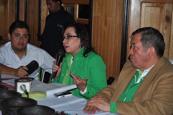Sandra Torres, durante la conferencia de prensa que ofreció en su visita a San Marcos. (Foto Prensa Libre: Aroldo Marroquín)