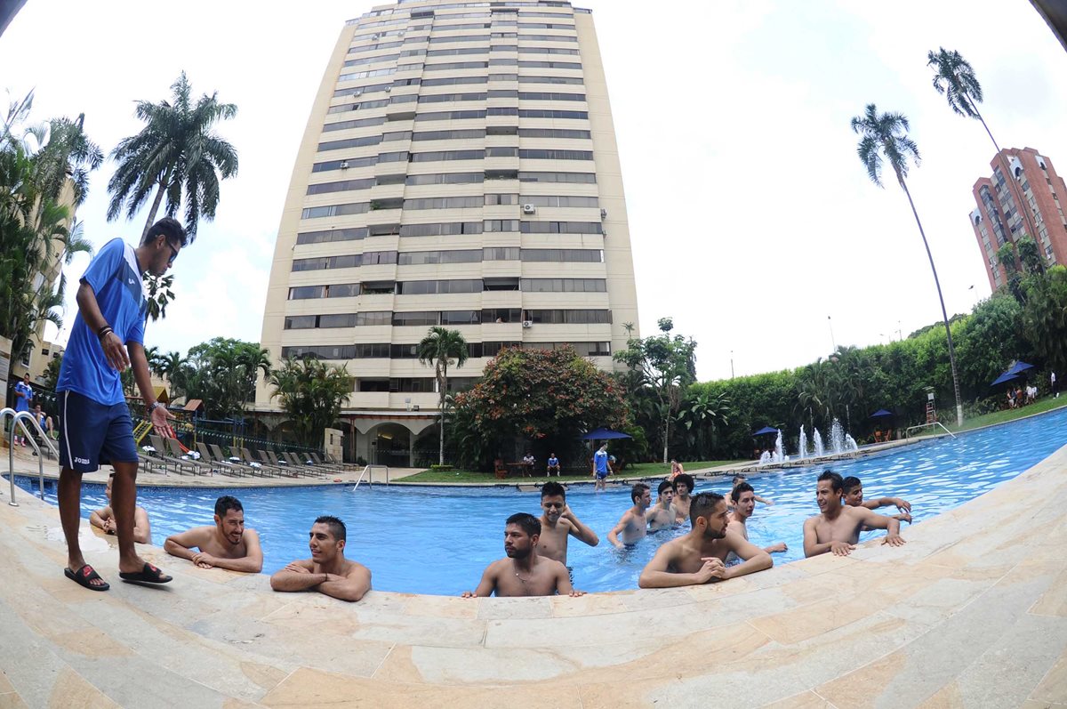 Jugadores de la Selección Nacional de Futsal trabajan en la piscina del hotel Intercontinental, en Cali, Colombia bajo las indicaciones del kinesiólogo Dennis Williams. (Foto Prensa Libre: Francisco Sánchez)