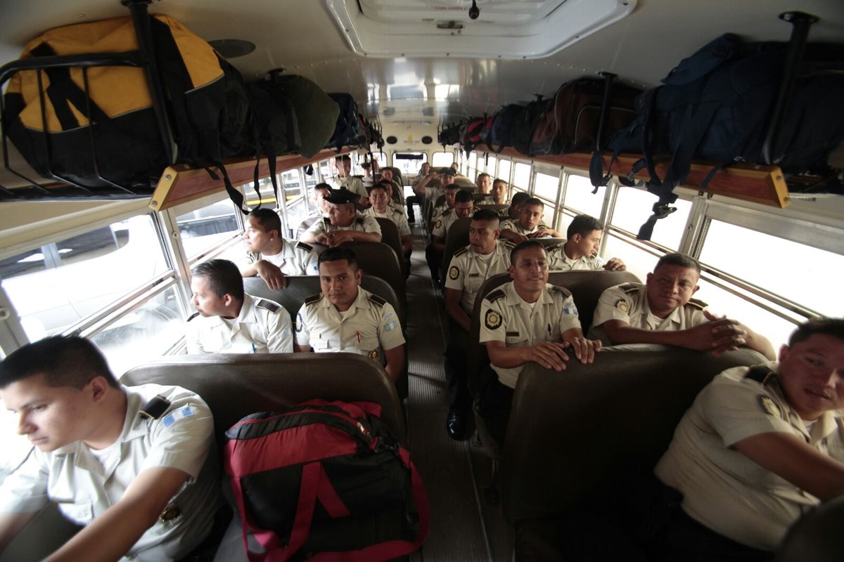 Los policías viajan este viernes a los centros más lejanos del país. (Foto Prensa Libre: Erick Ávila)