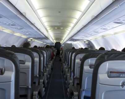¿Por qué en los aviones se bajan las luces de la cabina durante el despegue y aterrizaje? (y no es para que descanses)