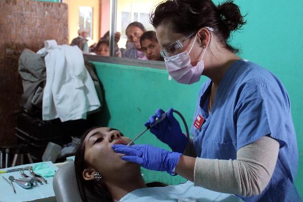 Especialista de Estados Unidos atiende a una paciente    en San Cristóbal Verapaz.
