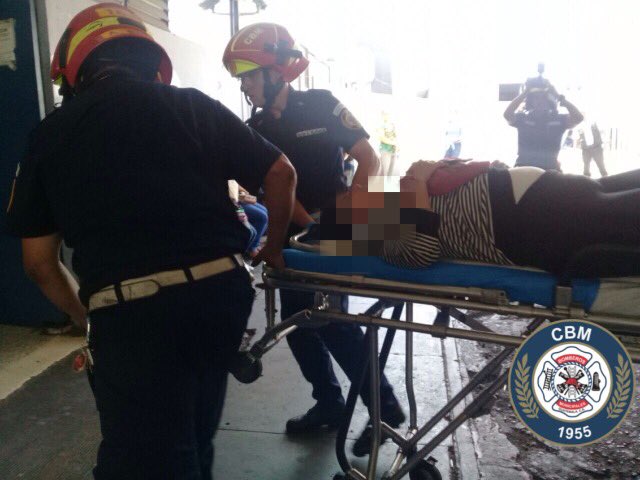 Bomberos ingresan al Hospital General a la usuaria del Transmetro, quien resultó herida de bala durante una balacera en la zona 2. (Foto Prensa Libre: @bomberosmuni)