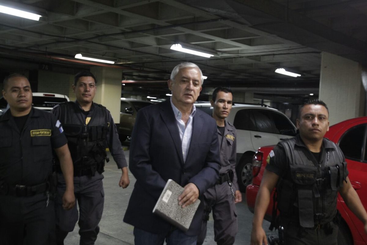 El expresidente Otto Pérez Molina llega a tribunales para continuar con la audiencia por Cooptación del Estado. (Foto Prensa Libre: Edwin Bercián)