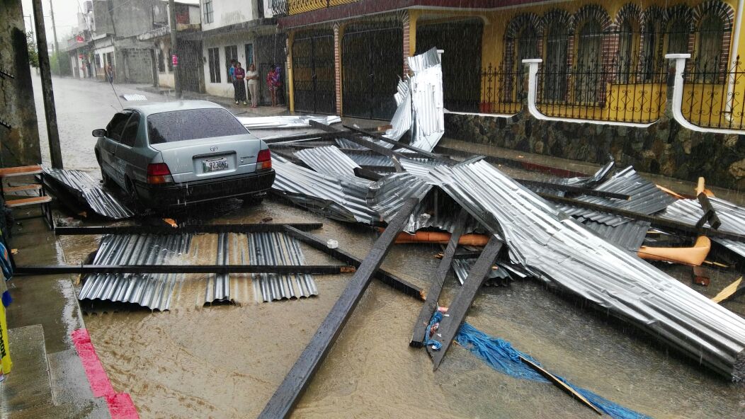 Techo de vivienda que fue destruido por el fuerte viento en San Pedro Carchá. (Foto Prensa Libre: Cortesía).