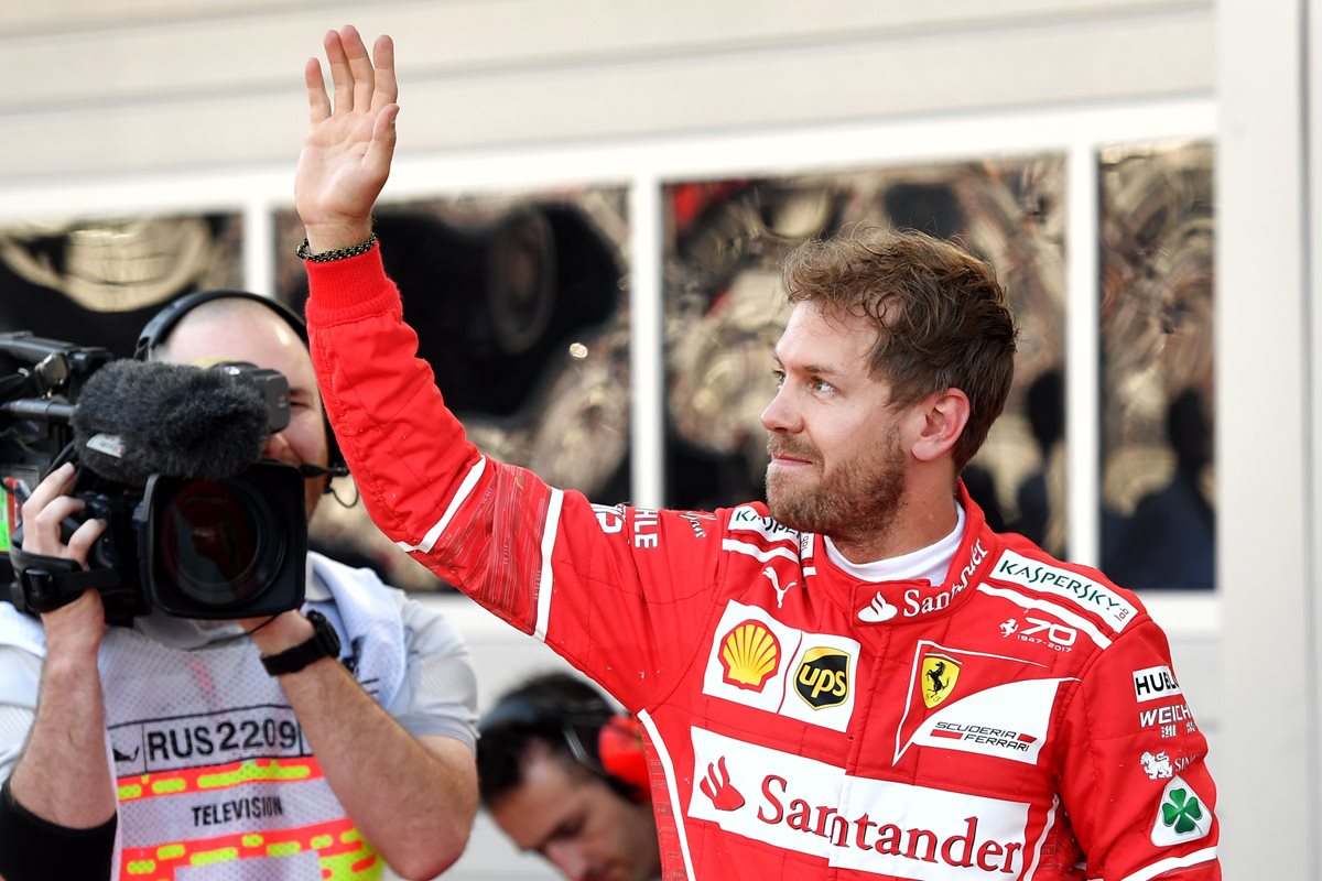 Vettel celebró una pole importante para Ferrari. (Foto Prensa Libre: AFP)