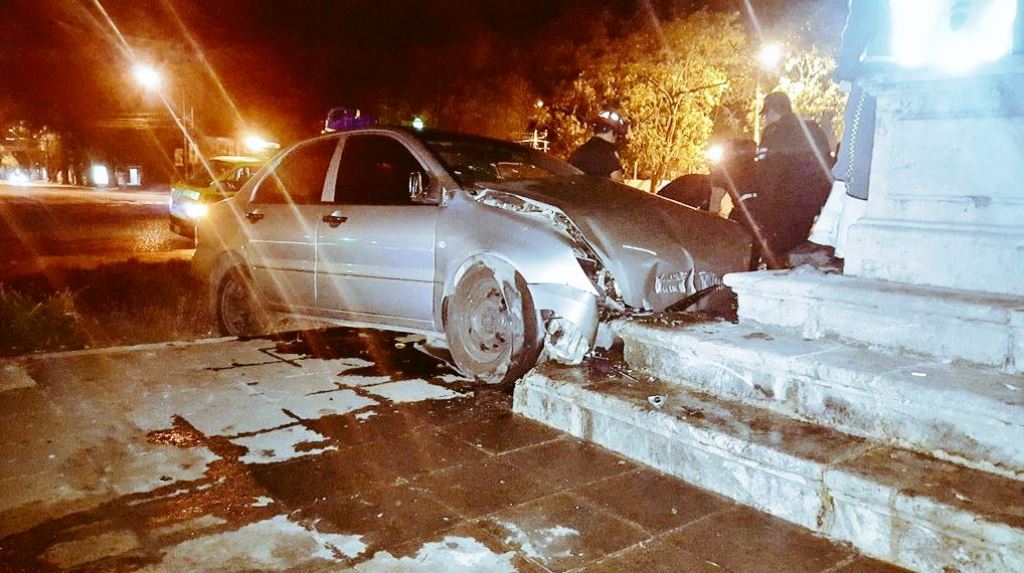 El 5 de febrero último, un conductor se empotró en contra de la fuente de la Plaza España y dañó una columna. (Foto Prensa Libre: Hemeroteca PL)