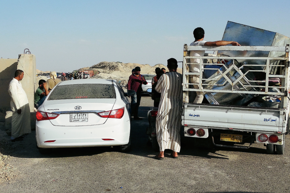 Familias de Ramadi empiezan el éxodo a otra ciudad ante la llegada de los yihadistas. (Foto Prensa Libre: AP).