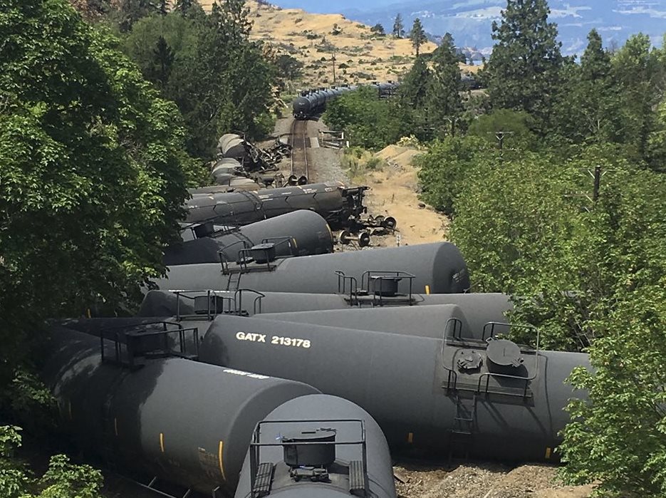 El tren que transportaba petróleo se descarrilló en la cañada del río Columbia, Oregon. (Foto Prensa Libre: AP).