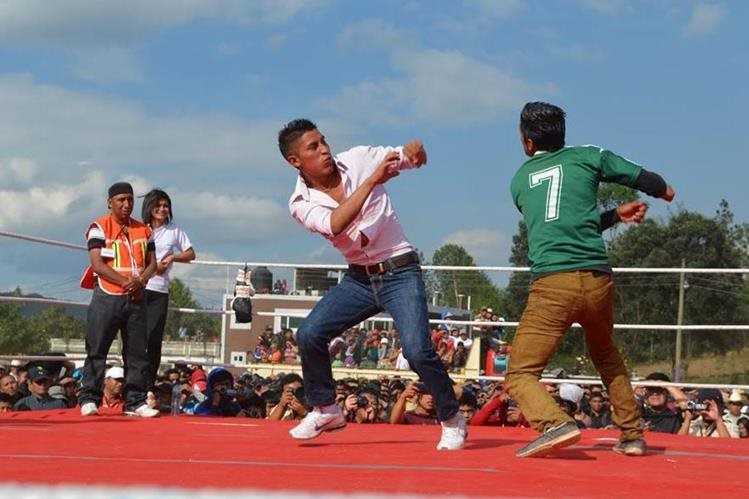 A puño limpio se enfrentan decenas de personas en Chivarreto, San Francisco El Alto, Totonicapán. (Foto Hemeroteca PL)