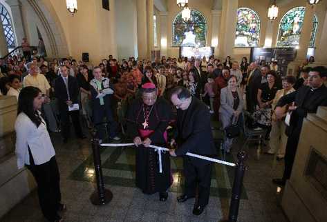 Óscar vian, arzobispo metropolitano,  abre la exposición en memoria de San Josemaría Escrivá.