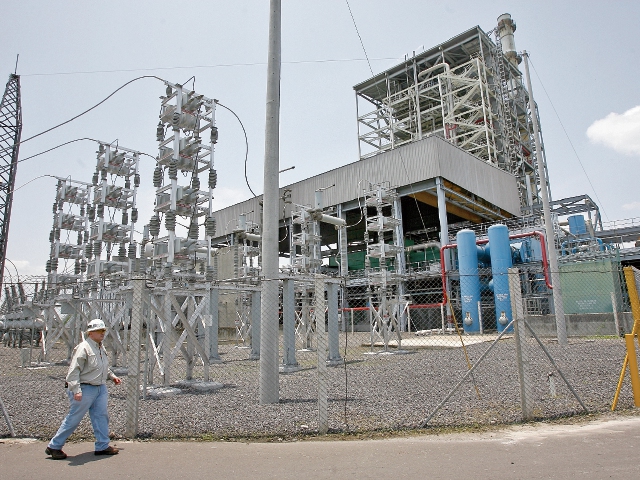 Desacuerdo en el valor agregado de distribución del período del 2008 al 2013 que la Eegsa podía cobrar a sus usuarios, originó los dos arbitrajes. (Foto Prensa Libre: Hemeroteca PL)