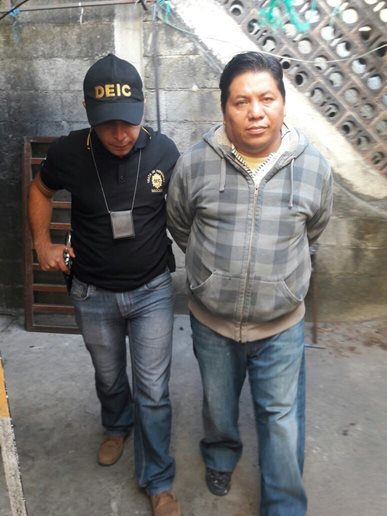 Eddy Estuardo Aguilar Hernández fue capturado por un caso de distribución de pornografía infantil, en la zona 21 de la capital. (Foto Prensa Libre: PNC)