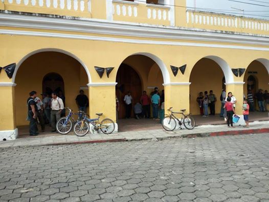 La municipalidad de Patulul permanece tomada por los trabajadores.(Foto Prensa Libre: Cristian Icó)