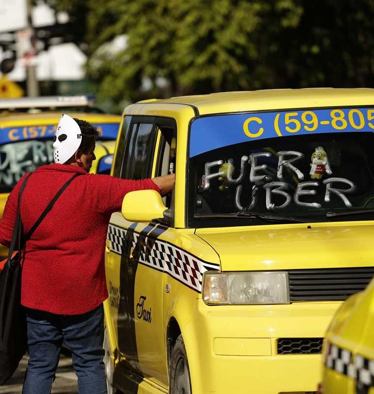 Cientos de taxistas se manifestaron en las principales calles de la capital de El Salvador para exigir que el Congreso deseche una propuesta de reforma para regular las operaciones del sistema privado de transporte Uber y otros similares. (Foto Prensa Libre: EFE)