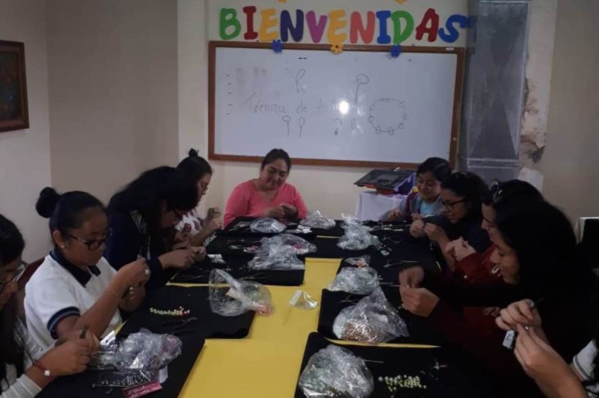 Integrantes de Las Niñas Lideran participan desde el 8 de junio último en un taller de bisutería. (Foto Prensa Libre: María José Longo).