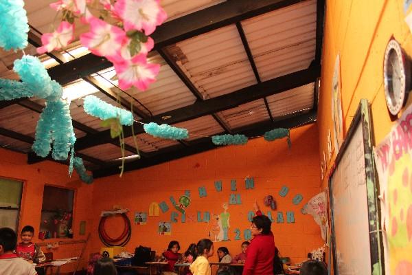 directora de escuela señala daños.