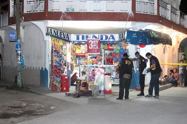 Autoridades recaban evidencias en el lugar del crimen, en la cabecera de Jalapa. (Foto Prensa Libre: Hugo Oliva)<br _mce_bogus="1"/>