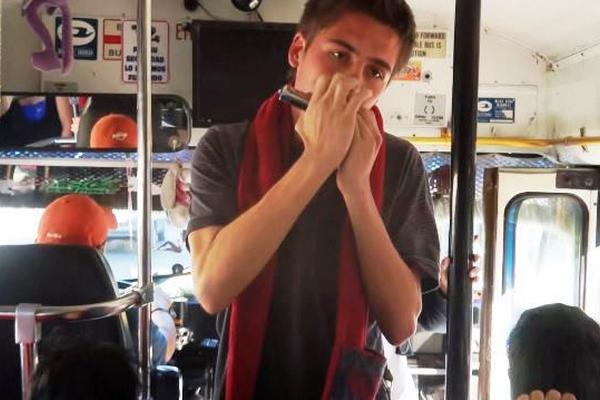 Carlos Manuel Strat abordó un autobús y entretuvo a los usuarios algunos minutos. (Foto Prensa Libre: Imer Lucero)