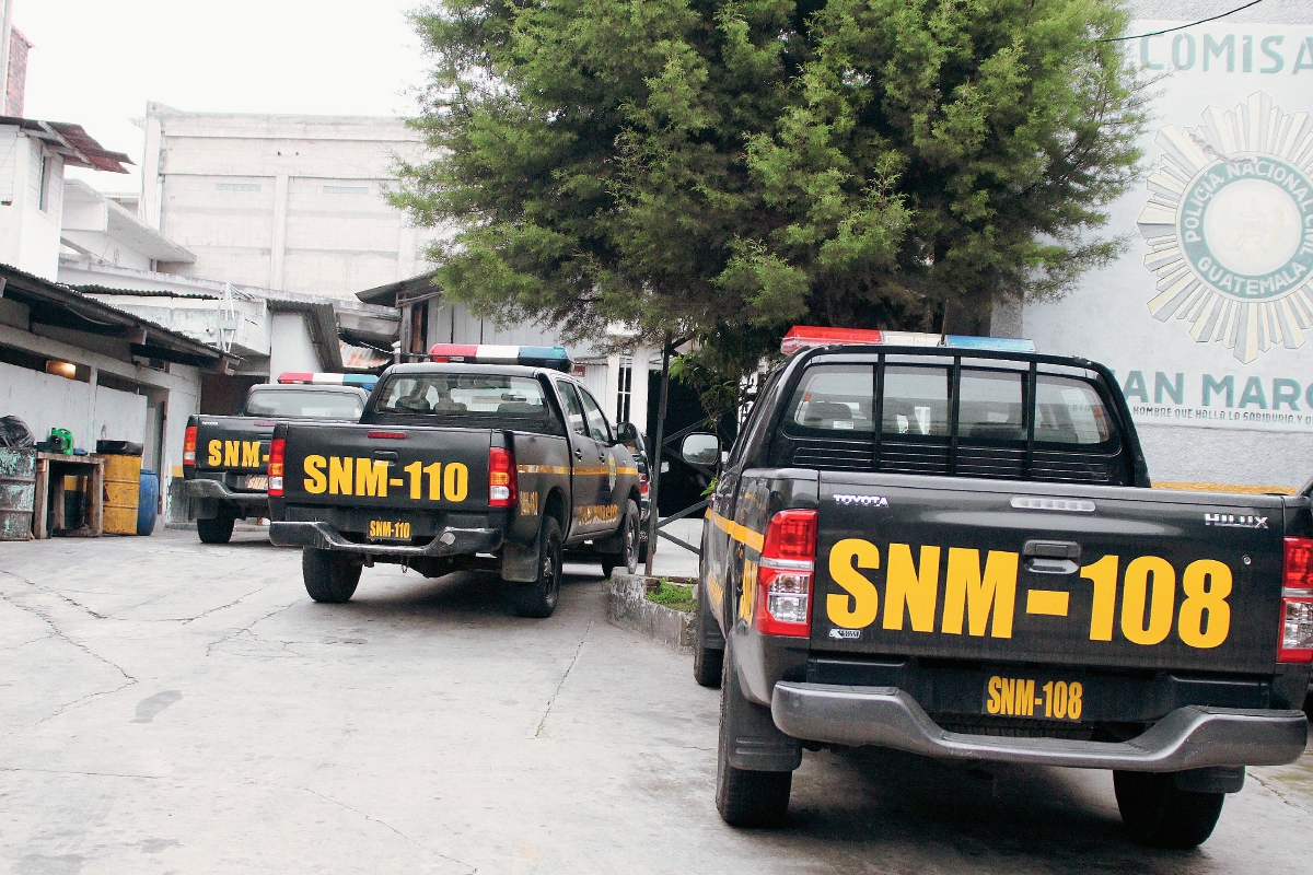 Tres de las autopatrullas de la Comisaría 42 de la PNC en San Marcos, permanecen estacionadas sin combustible. (Foto Prensa Libre: Aroldo Marroquín)