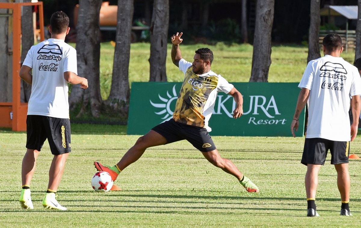 El jugador peruano, Gino Guerrero -Centro- participó en los entrenamientos del Guaraní los primeros días de enero. (Foto Prensa Libre: AFP)