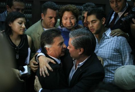 Portillo es felicitado por su amigo Mario Estrada, quien acudió a la audiencia en el Tribunal Undécimo de Sentencia. (Foto Prensa Libre: Erlie Castillo)