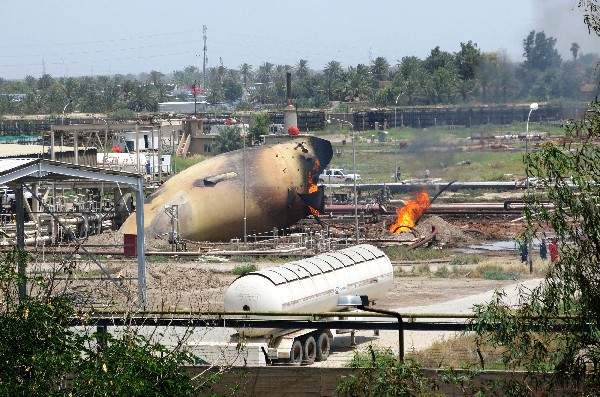 Una fábrica de gas fue dañada durante un atentado del EI al norte d Irak. (AP).