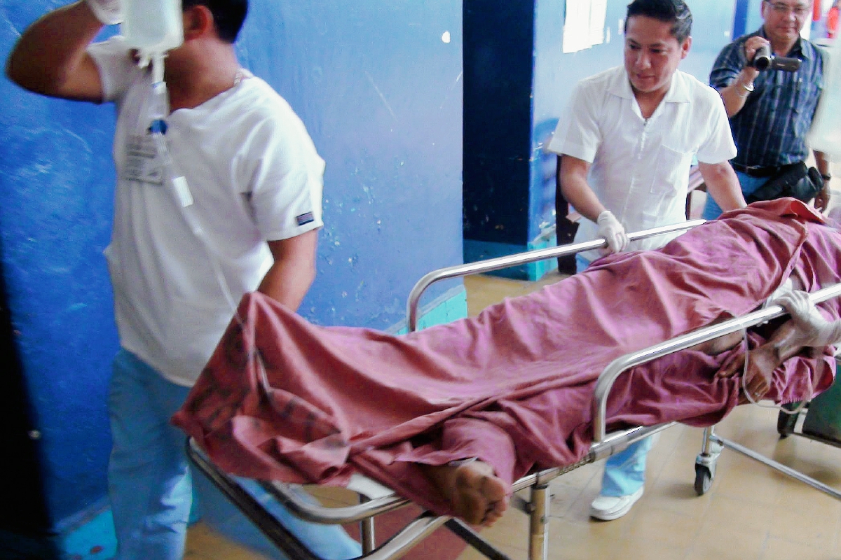Uno de los heridos es ingresado al Hospital Nacional de Mazatenango. (Foto Prensa Libre: Melvin Popá)