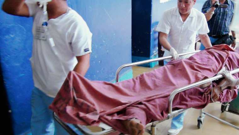 Uno de los heridos es ingresado al Hospital Nacional de Mazatenango. (Foto Prensa Libre: Melvin Popá)