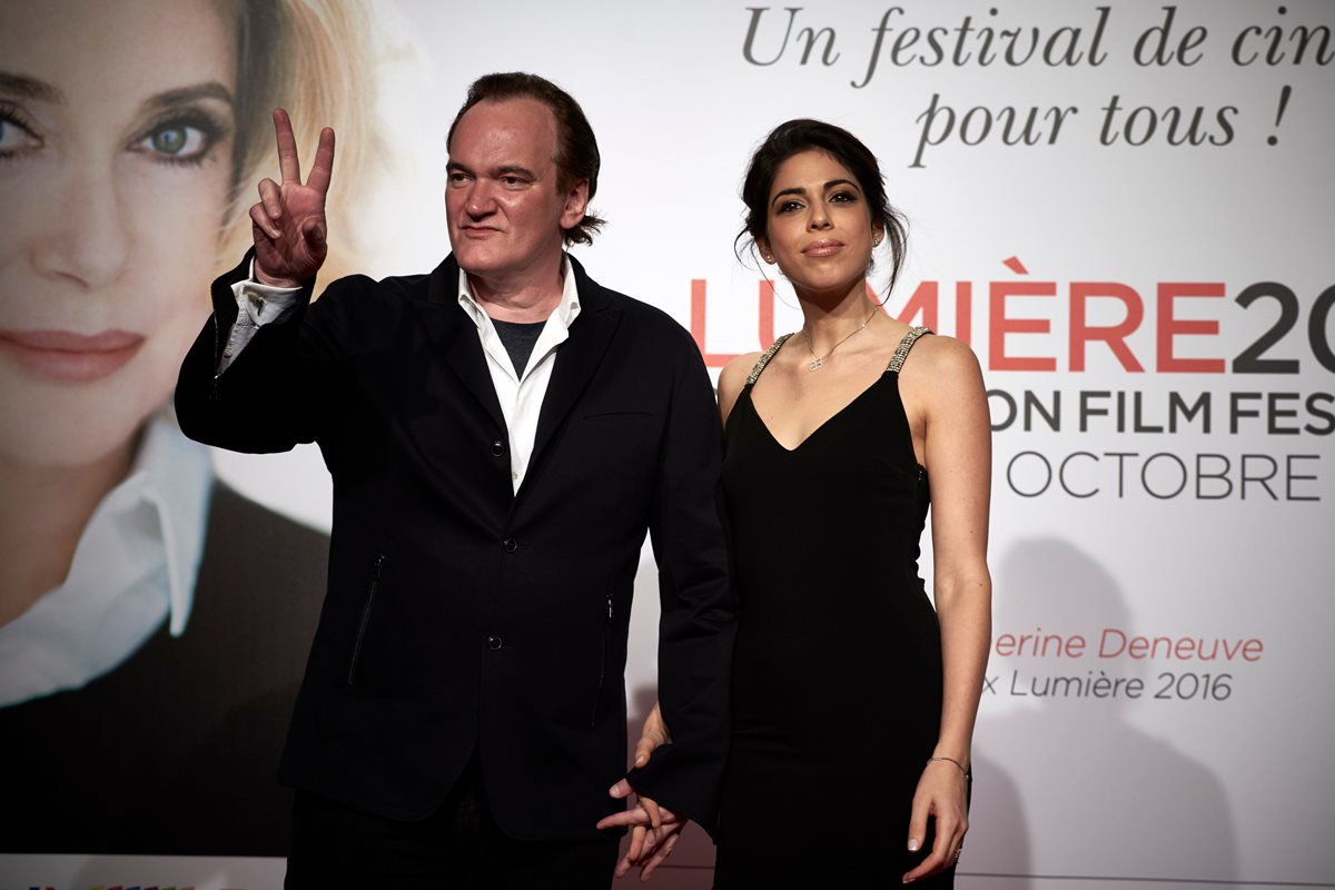 Quentin Tarantino junto a Daniella Pick, quienes ya son esposos (Foto Prensa Libre: AFP).