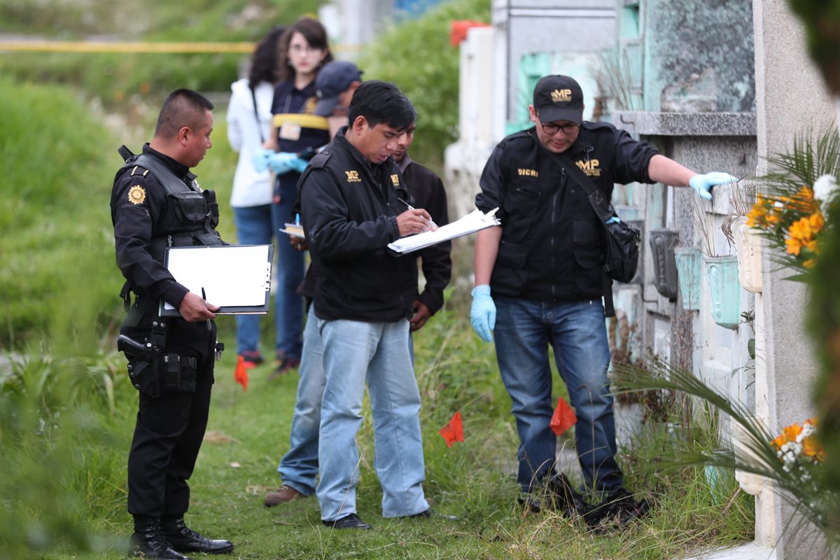 En una bolsa negra estaban algunos restos humanos localizados en el cementerio de Xela. (Foto Prensa Libre: Fred Rivera)
