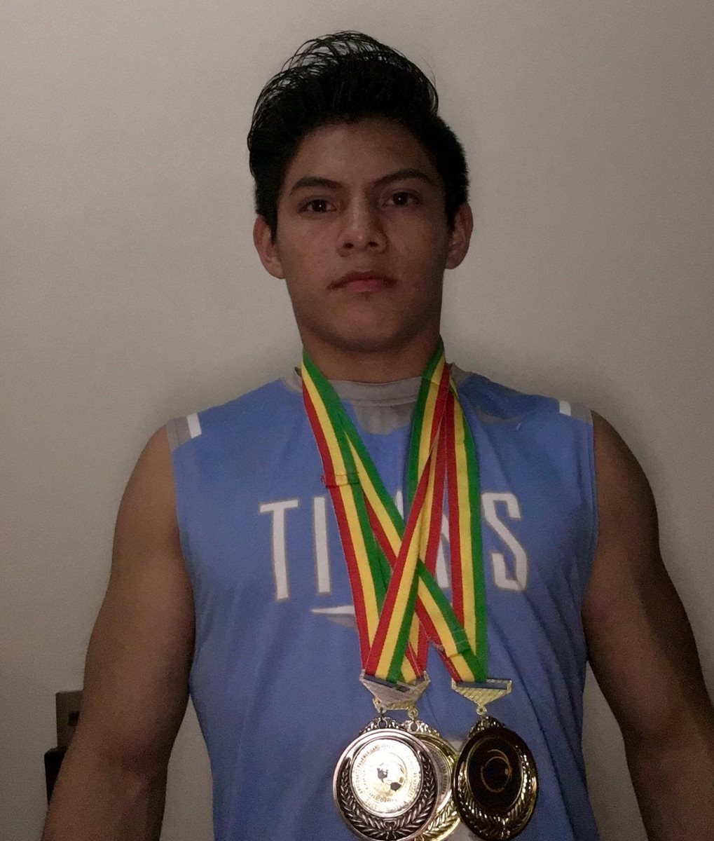 Jorge Vega muestra lo dos oros y bronce ganados en Bolivia. (Foto Prensa Libre: Jorge Vega)