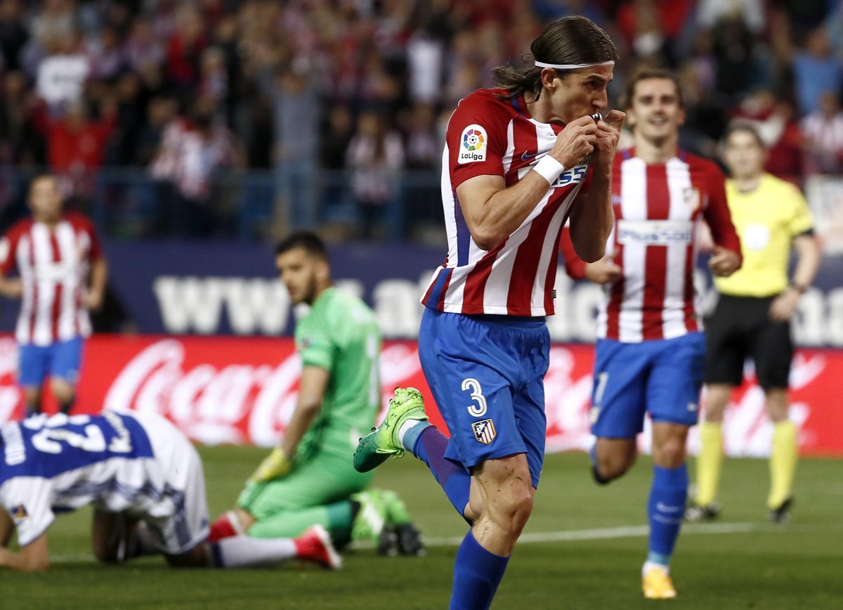 El brasileño Filipe Luis celebra después de anotar el primer gol del Atlético de Madrid contra la Real Sociedad. (Foto Prensa Libre:EFE)