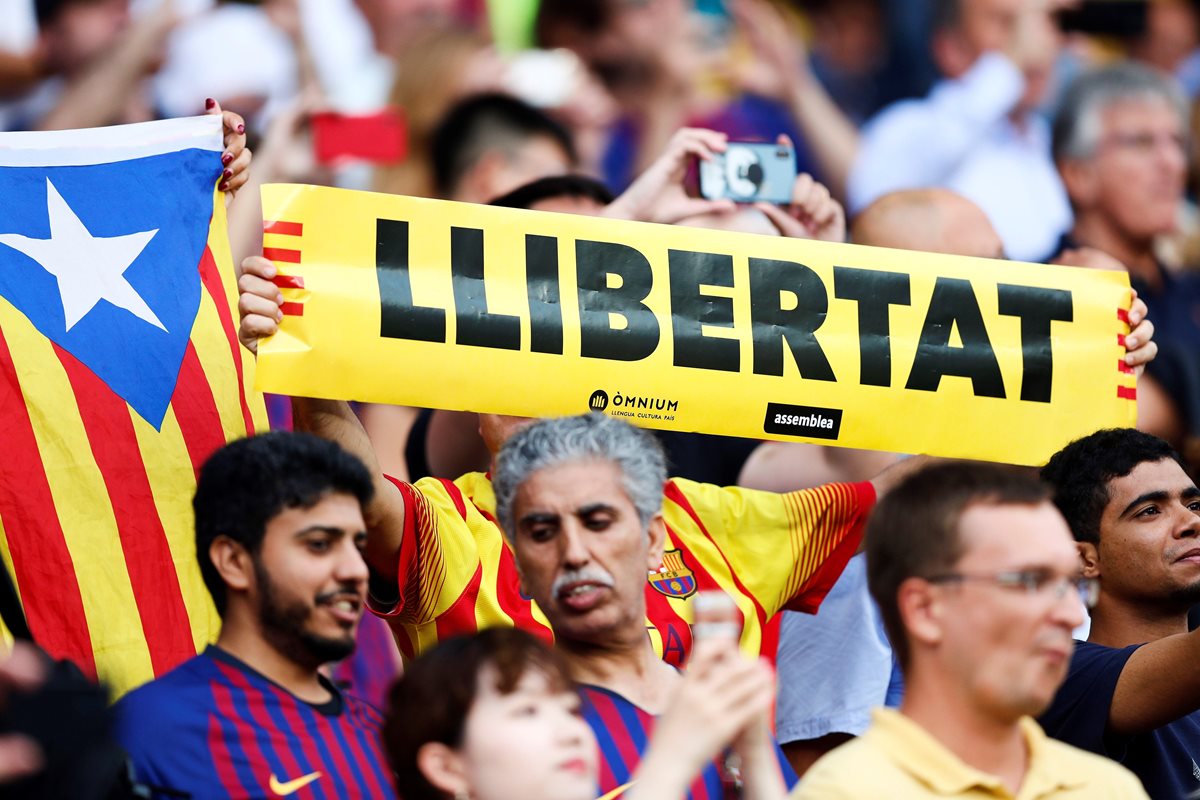 Un aficionado del Barsa muestra el mensaje de libertad en el Camp Nou. (Foto Prensa Libre: EFE).