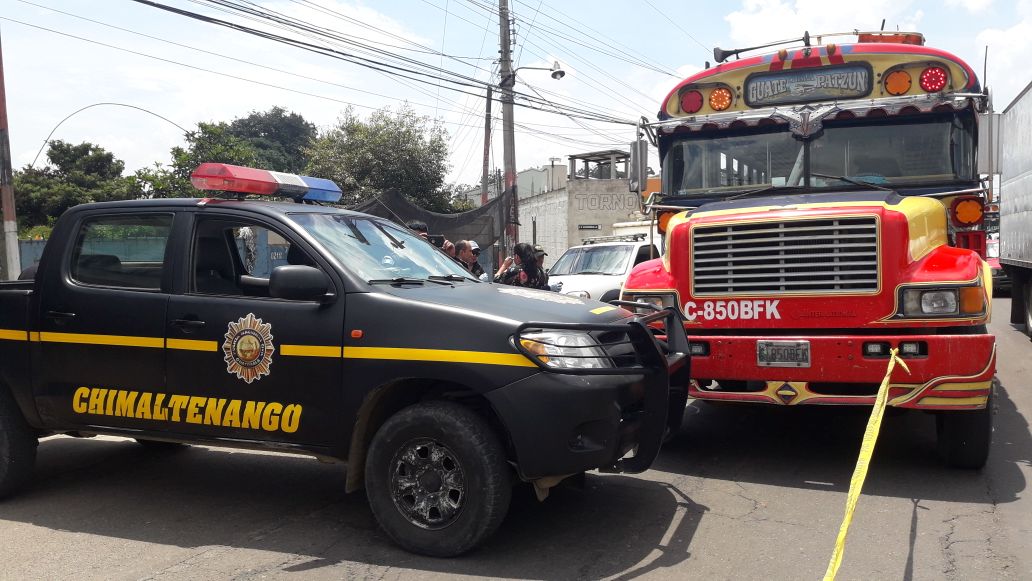 El ataque contra un autobús en el km 58 de la ruta Interamericana le causó la muerte a un piloto y su ayudante, en Patzún, Chimaltenango. (Foto Prensa Libre: Víctor Chamalé)