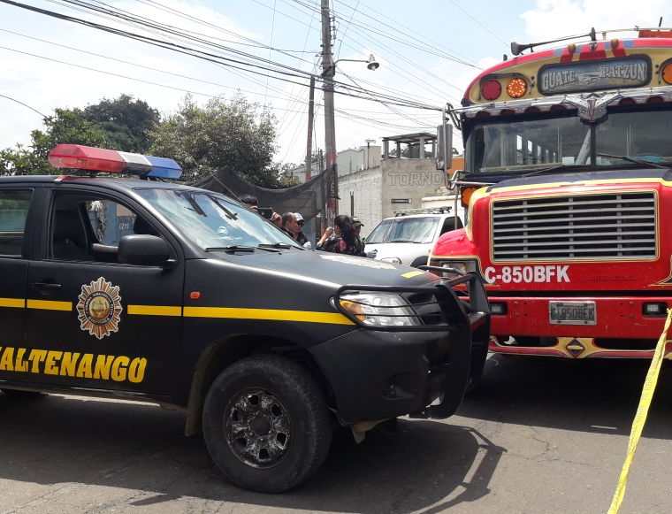 El ataque contra un autobús en el km 58 de la ruta Interamericana le causó la muerte a un piloto y su ayudante, en Patzún, Chimaltenango. (Foto Prensa Libre: Víctor Chamalé)