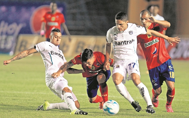 Municipal y Comunicaciones se enfrentarán este miércoles en el estadio Doroteo Guamuch Flores a las 20 horas. (Foto Prensa Libre: Hemeroteca PL)