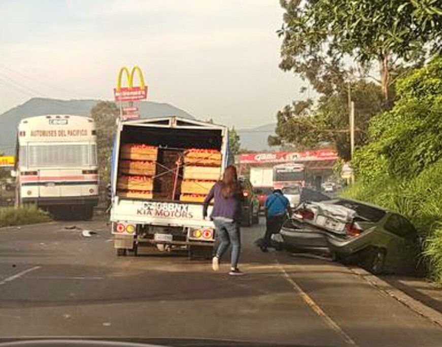 Bus se queda sin frenos y provoca accidente en ruta al Pacífico. (Foto Prensa Libre: Pampichí News)