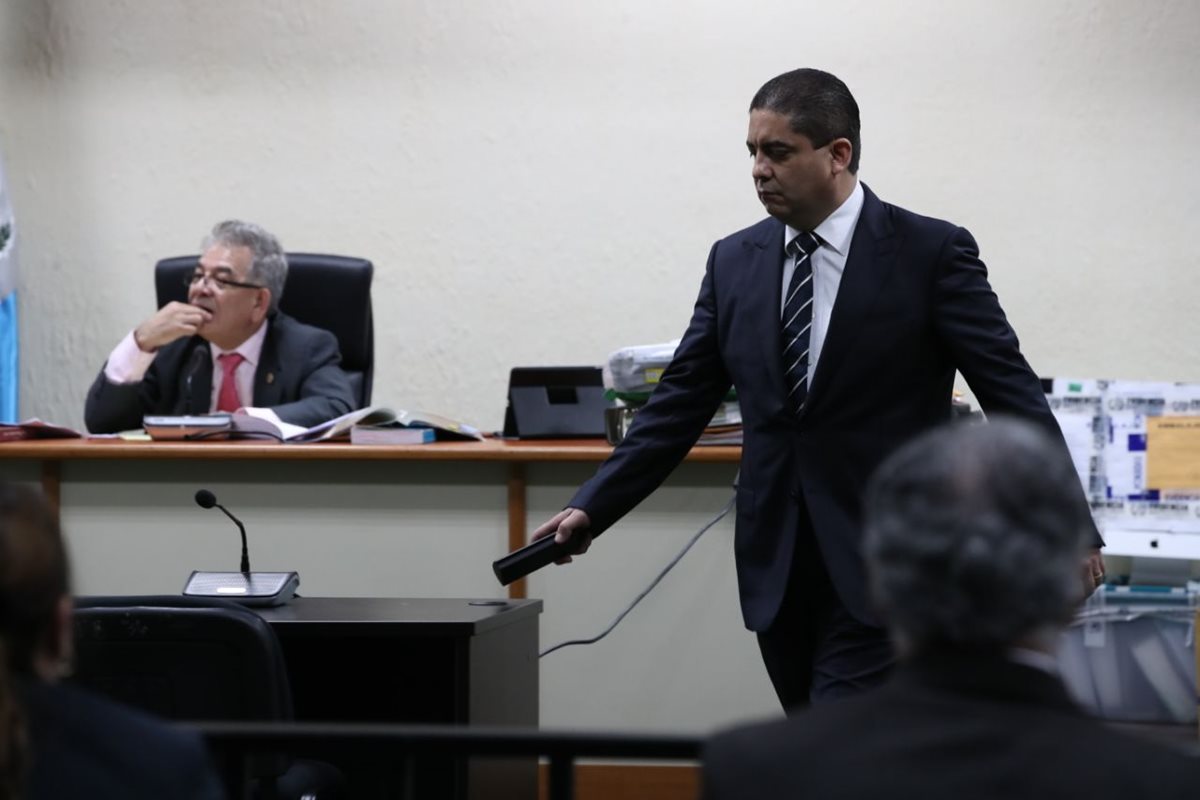 Juan Carlos Monzón respondió a los interrogatorios de los abogados. (Foto Prensa Libre: Paulo Raquec)