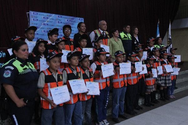 Menores que participaron en plan de seguridad vial reciben diploma, en Antigua Guatemala.