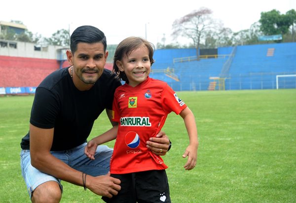 Keilor Soto y su hijo Mathías posan para el lente de TodoDeportes, en el estadio Manuel Felipe Carrera. (Prensa Libre: Edwin Fajardo)