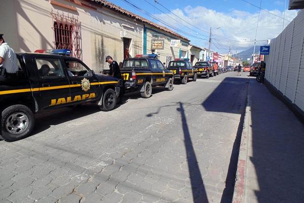 Varias autopatrullas permanecen estacionadas en una de las calles de Jalapa, debido a la falta de combustible. (Foto Prensa Libre: Hugo Oliva) <br _mce_bogus="1"/>