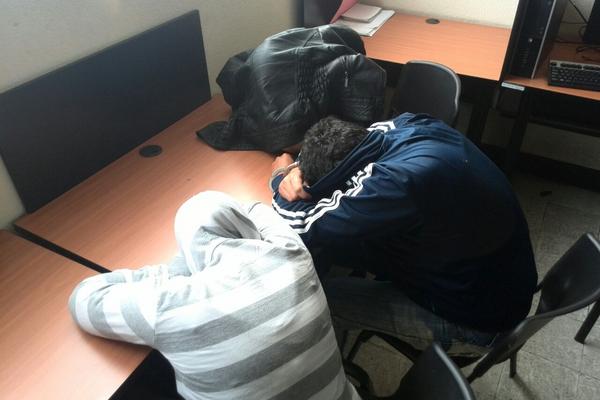 Jerson Josué Moza y Lucia  Dubon Ramírez sindicados de la adopcíón irregular de un niño. (Foto Prensa Libre: É. Ávila)