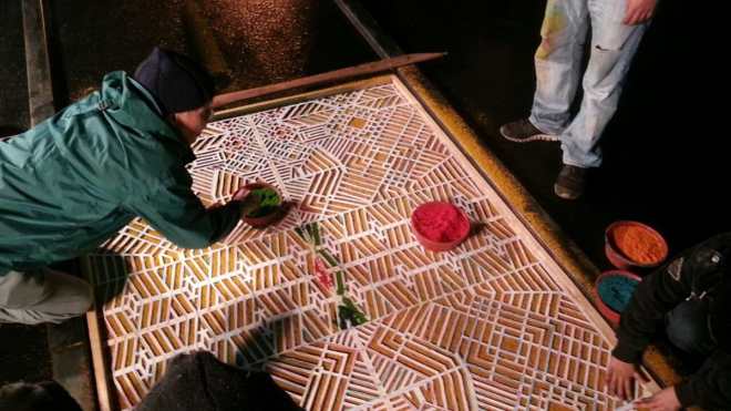 La alfombra mide alrededor de 30 metros de largo por 4 metros de ancho.