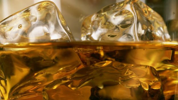 La costumbre de echarle hielo al whisky —y a muchas otras bebidas— es un rastro de la estrategia de Tudor. GETTY IMAGES