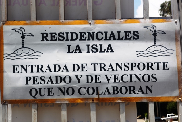 En Residenciales La Isla, zona 8 de Mixco, las personas que se resisten a pagar la cuota deben ingresan en el portón para transporte pesado. (Foto Prensa Libre: Oscar Felipe Q.)